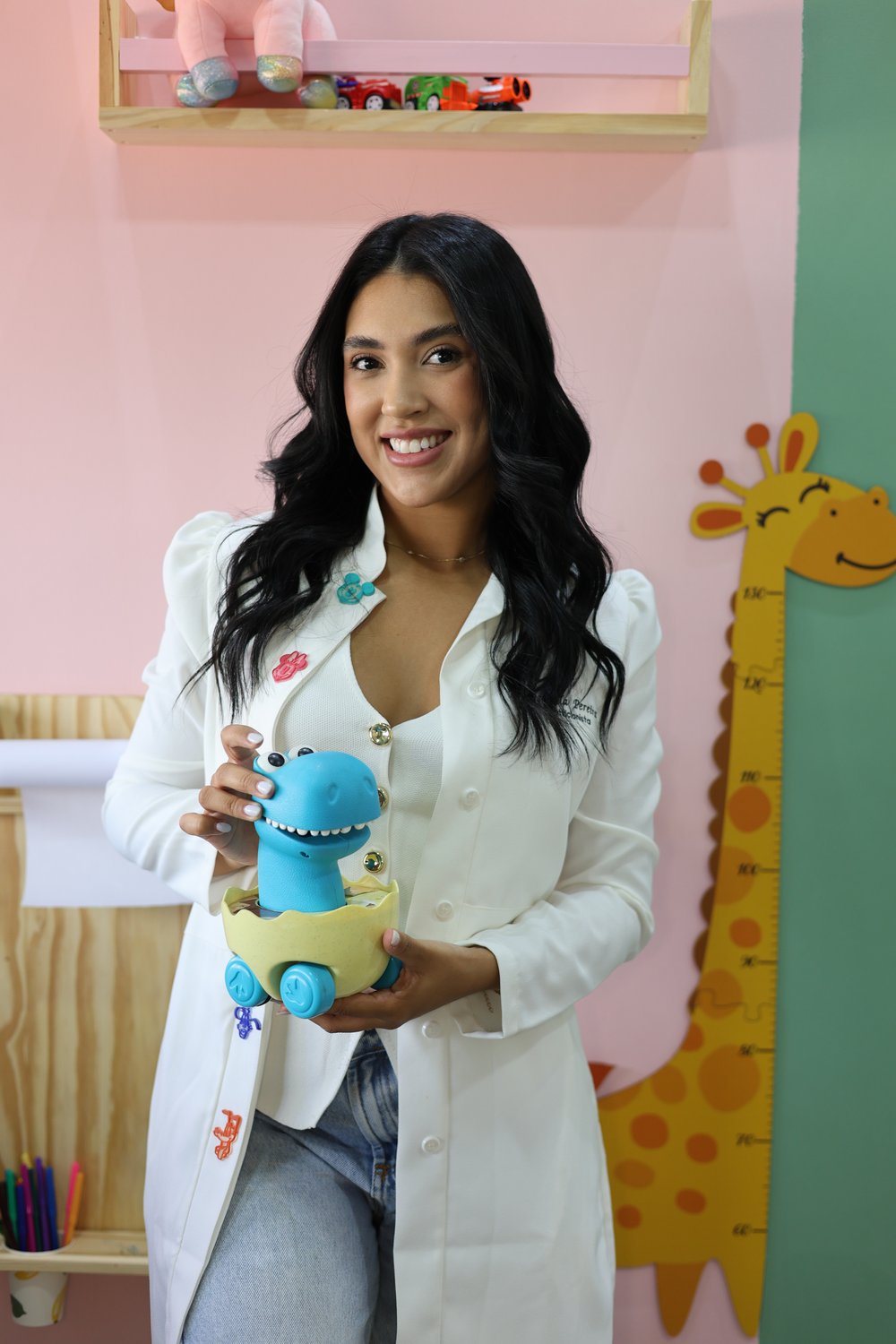 Isabella Pereira sorrindo em seu consultório